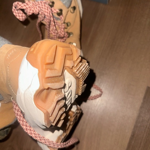 Sorel boots - Picture 3 of 5